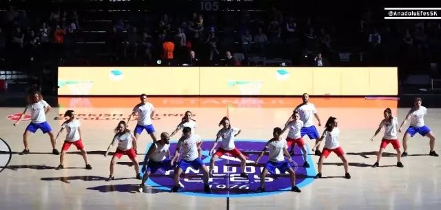 Anadolu Efes'in maçında gerçekleşen 'Kan Kanseri Mücadele Dansı' büyük alkış topladı Anadolu Efes'in maçında gerçekleşen 'Kan Kanseri Mücadele Dansı' büyük alkış topladı