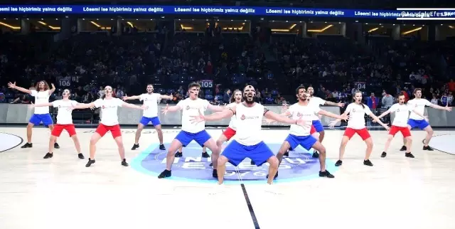 Anadolu Efes'in maçında gerçekleşen 'Kan Kanseri Mücadele Dansı' büyük alkış topladı Anadolu Efes'in maçında gerçekleşen 'Kan Kanseri Mücadele Dansı' büyük alkış topladı