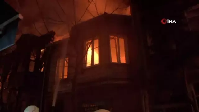 Bakırköy'de korkutan yangın: Ahşap bina alev alev yandı Bakırköy'de korkutan yangın: Ahşap bina alev alev yandı