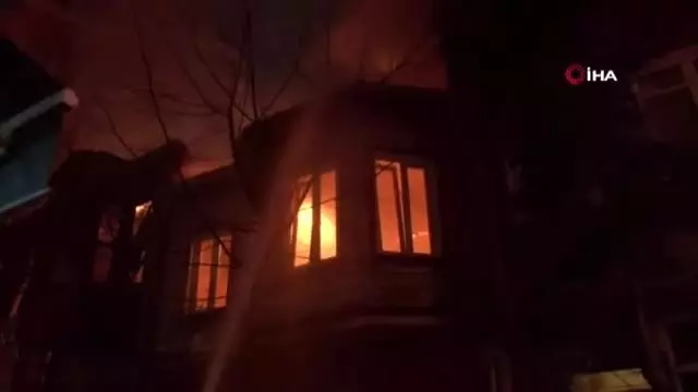 Bakırköy'de korkutan yangın: Ahşap bina alev alev yandı Bakırköy'de korkutan yangın: Ahşap bina alev alev yandı