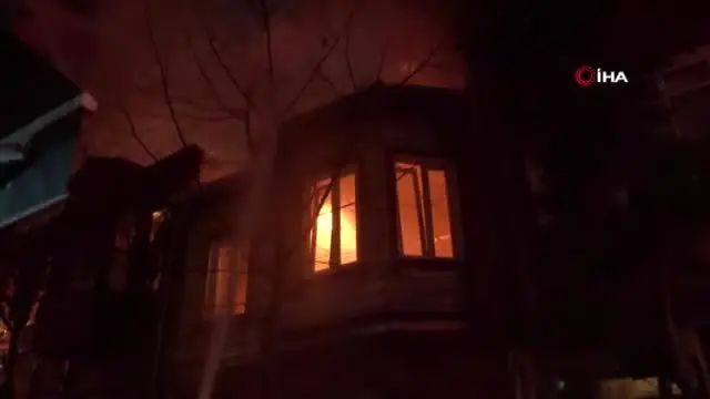 Bakırköy'de korkutan yangın: Ahşap bina alev alev yandı Bakırköy'de korkutan yangın: Ahşap bina alev alev yandı