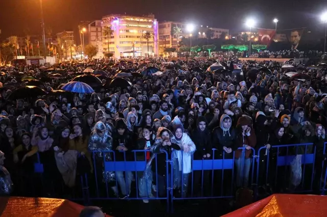 Emre Aydın İskenderun'da konser verdi