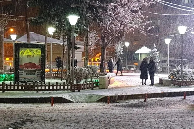 Gümüşhane'de etkili kar yağışı vatandaşları sokağa döktü