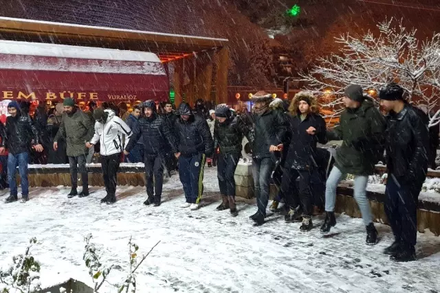 Gümüşhane'de etkili kar yağışı vatandaşları sokağa döktü