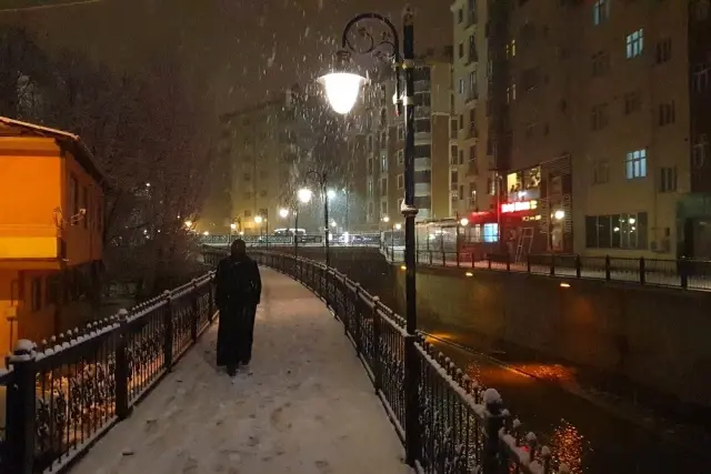 Gümüşhane'de etkili kar yağışı vatandaşları sokağa döktü