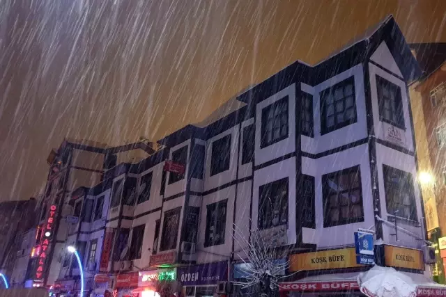 Gümüşhane'de etkili kar yağışı vatandaşları sokağa döktü Gümüşhane'de etkili kar yağışı vatandaşları sokağa döktü