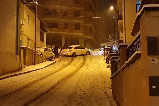 Gümüşhane'de etkili kar yağışı vatandaşları sokağa döktü