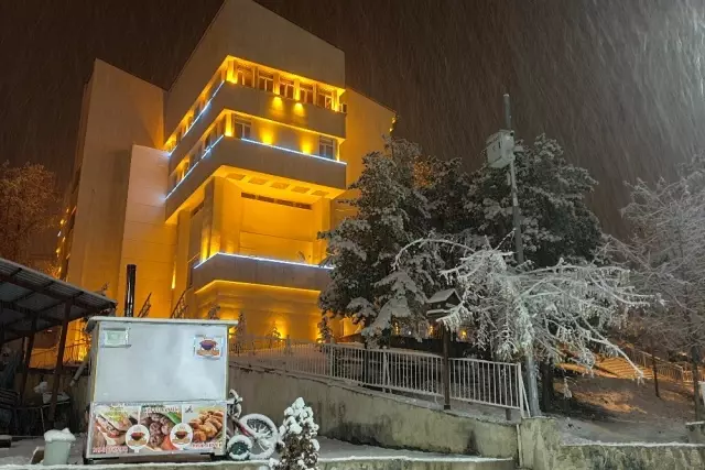 Gümüşhane'de etkili kar yağışı vatandaşları sokağa döktü