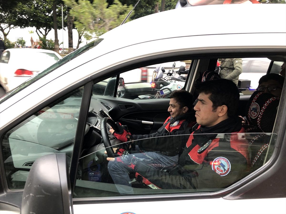 Hatay'da polisler nörofibromatozis hastası kardeşlerin hayalini gerçekleştirdi