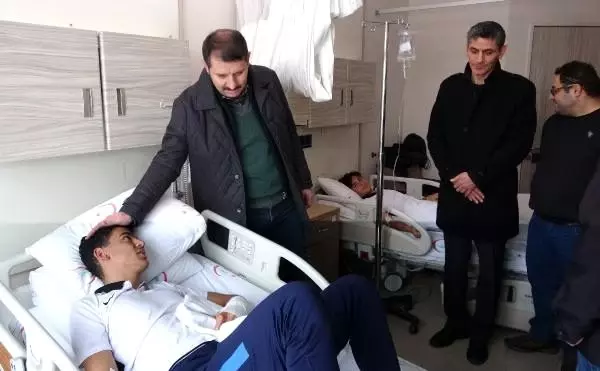 Hatayspor genç takımını taşıyan otobüs devrildi: 23 yaralı (2)