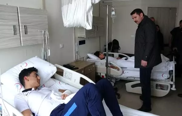 Hatayspor genç takımını taşıyan otobüs devrildi: 23 yaralı (2)