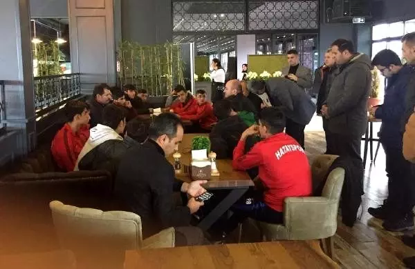 Hatayspor genç takımını taşıyan otobüs devrildi: 23 yaralı (2)