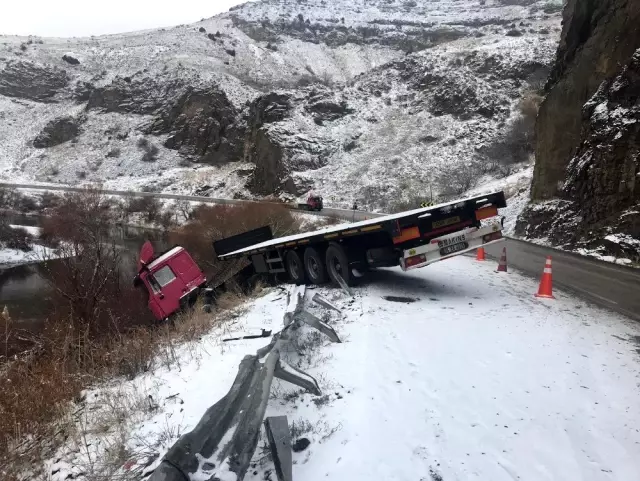Horasan Kars karayolunda tır şarampole uçtu