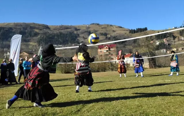 Karadenizli kadınlar yöresel kıyafetlerle voleybol turnuvasına katıldı Karadenizli kadınlar yöresel kıyafetlerle voleybol turnuvasına katıldı