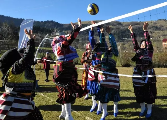 Karadenizli kadınlar yöresel kıyafetlerle voleybol turnuvasına katıldı Karadenizli kadınlar yöresel kıyafetlerle voleybol turnuvasına katıldı