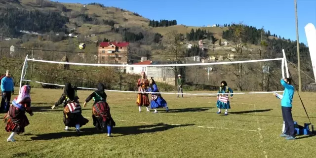 Karadenizli kadınlar yöresel kıyafetlerle voleybol turnuvasına katıldı Karadenizli kadınlar yöresel kıyafetlerle voleybol turnuvasına katıldı