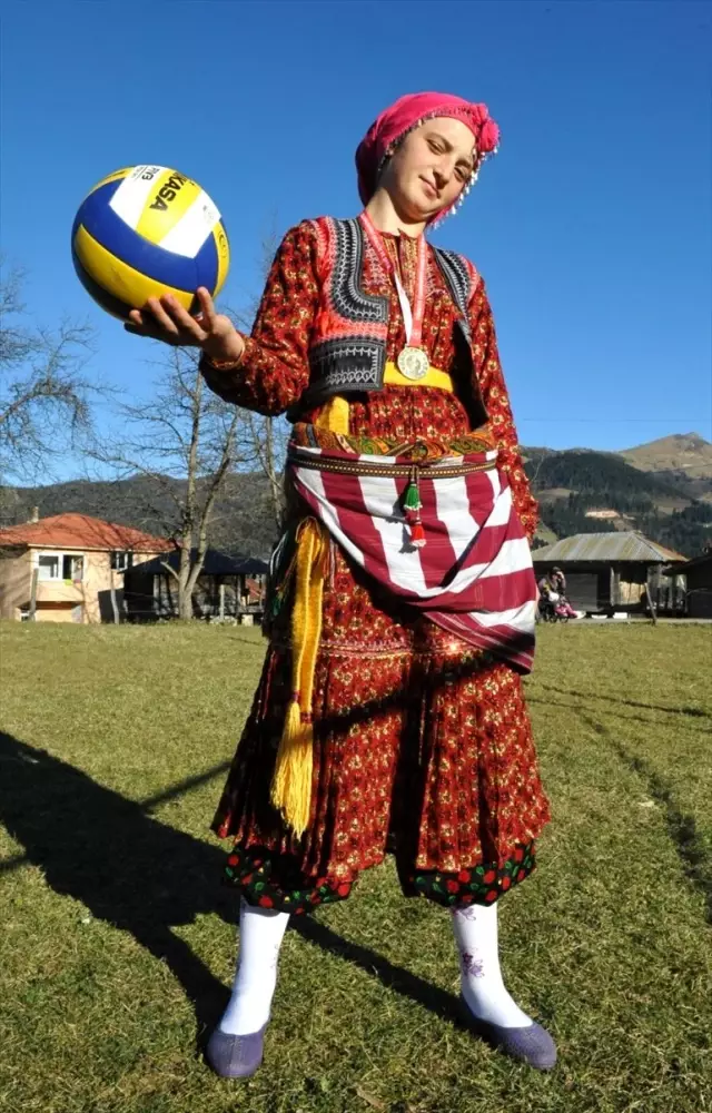 Karadenizli kadınlar yöresel kıyafetlerle voleybol turnuvasına katıldı Karadenizli kadınlar yöresel kıyafetlerle voleybol turnuvasına katıldı
