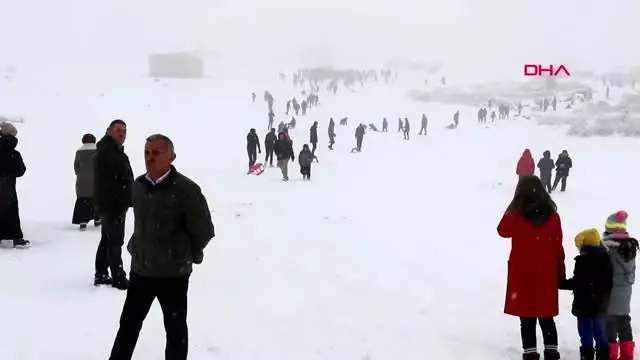 Ordu akkuş'ta kar festivali; davul- zurna ve tulum eşliğinde oynadılar Ordu akkuş'ta kar festivali; davul- zurna ve tulum eşliğinde oynadılar