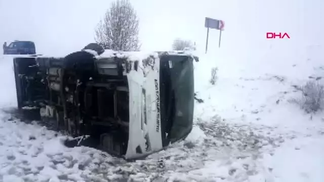 Sivas hatayspor genç takımını taşıyan otobüs devrildi 23 yaralı Sivas hatayspor genç takımını taşıyan otobüs devrildi 23 yaralı