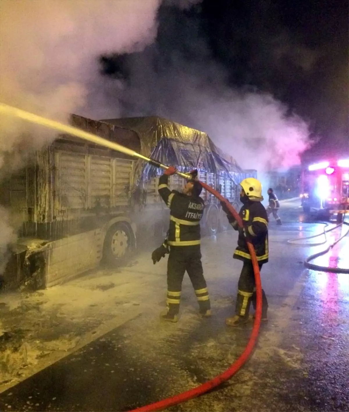 Aksaray'da sunta yüklü tırdaki yangın itfaiye ekiplerince söndürüldü