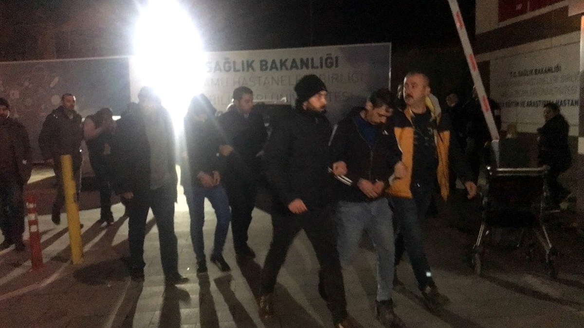 Araçlardan akü çalan baba, oğul ve arkadaşı yakalandı - Haberler
