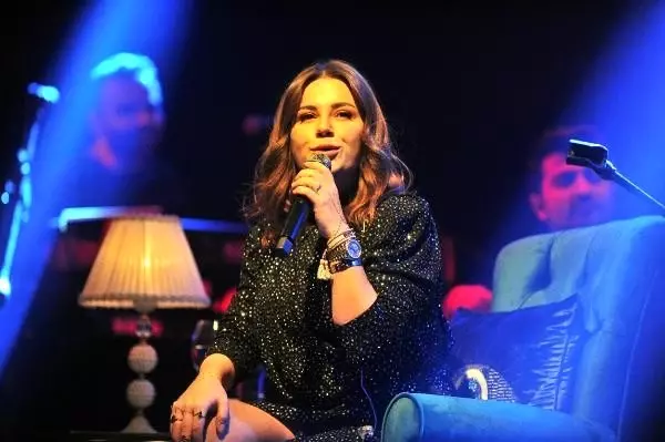 Ayak parmağında kırık olan Merve Özbey'den Bursa konseri Ayak parmağında kırık olan Merve Özbey'den Bursa konseri