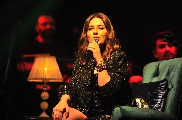 Ayak parmağında kırık olan Merve Özbey'den Bursa konseri Ayak parmağında kırık olan Merve Özbey'den Bursa konseri