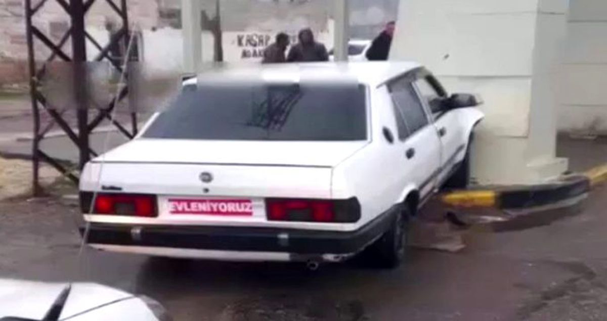 Çaldıkları aracın plakasını 'Evleniyoruz' yazısıyla kapattılar, kaçarken kaza yaptılar