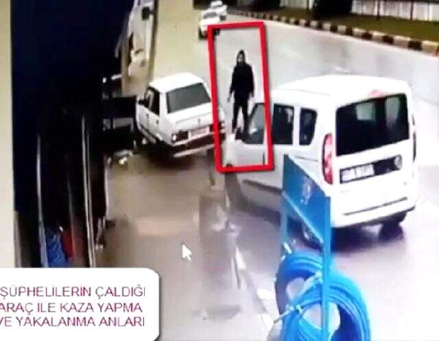 Çaldıkları aracın plakasını 'Evleniyoruz' yazısıyla kapattılar, kaçarken kaza yaptılar