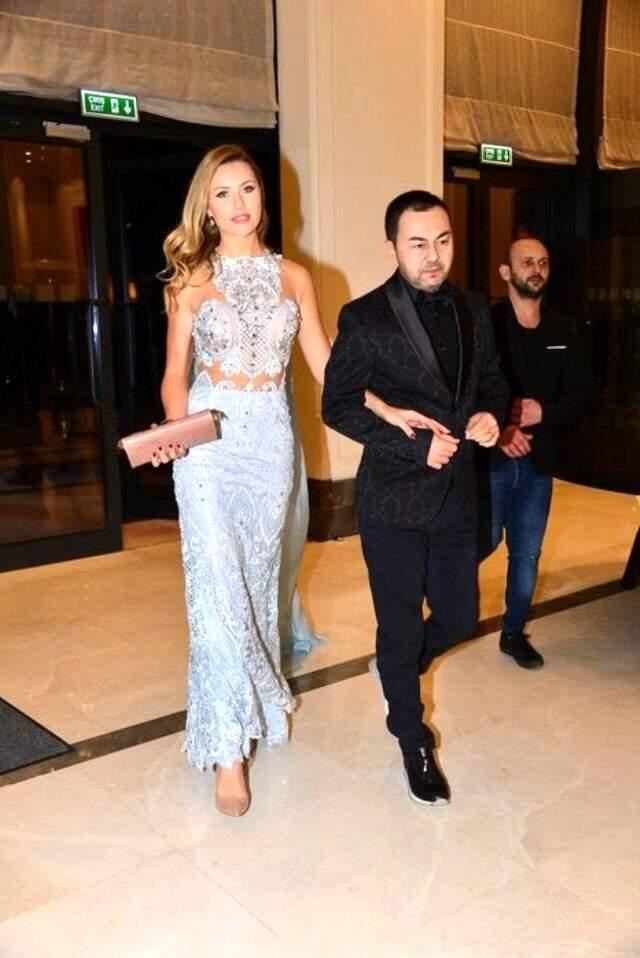 Eski eşi Chloe Loughnan'a 1 milyon lira tazminat ödemeyi kabul eden Serdar Ortaç senet imzaladı