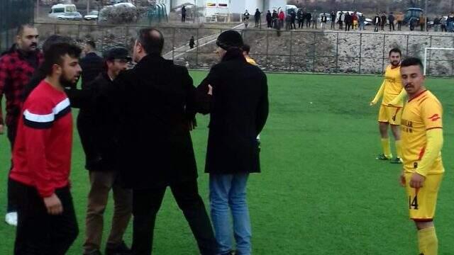 Futbolcular sahada tekme-tokat kavga etti, polis havaya ateş açtı