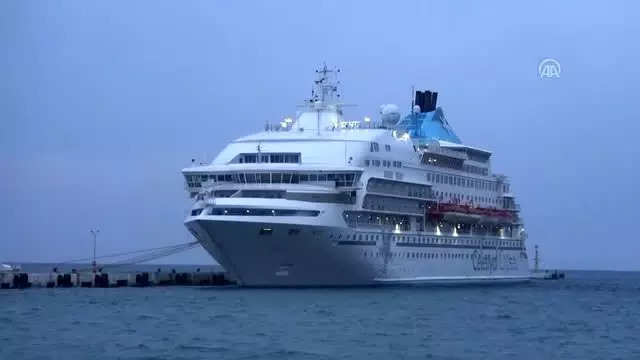 Kuşadası Limanı'na 665 turist getiren kruvaziyer 120 ton yakıt aldı