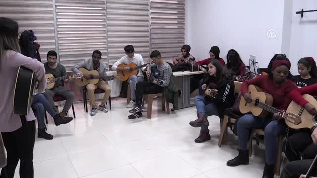 Müzik yabancı ve Türk öğrencilerin "ortak dili" oldu