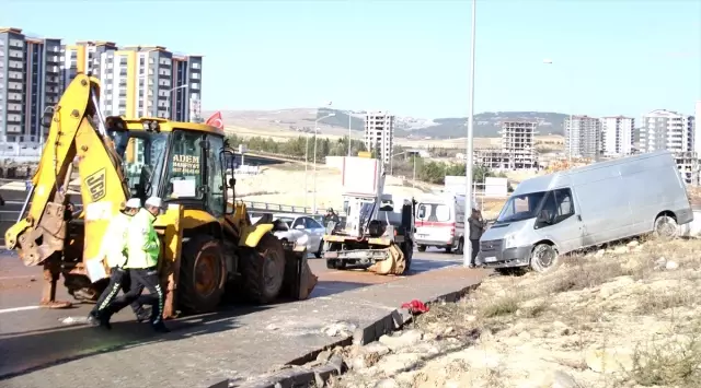 Otomobilin çarptığı iş makinesinin fırlayan kepçesi ölümüne neden oldu
