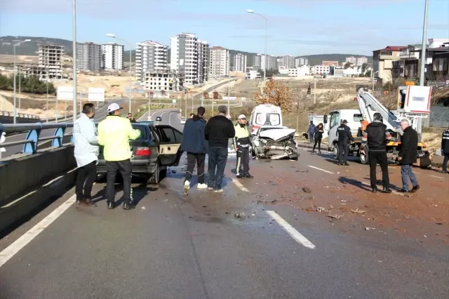 Otomobilin çarptığı iş makinesinin fırlayan kepçesi ölümüne neden oldu