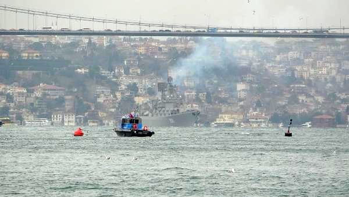 Rus Donanmasının Kuzey filosuna ait 055 Borda numaralı Slava sınıfı füze gemisi 'Mareşal Ustinov' dün saat 15.30 sıralarında Karadeniz'den İstanbul Boğazı'na giriş yaptı. Geminin boğaz geçişine 3 sahil güvenlik ve 2 deniz polisi botu eşlik etti. ile ilgili görsel sonucu