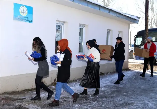 Üniversiteli gençler kırsaldaki çocuklara kitap ve hayvan sevgisi aşılıyor