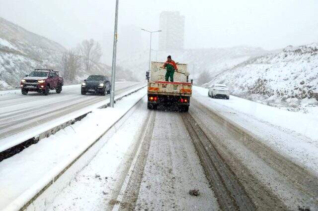 Ankara'da bir yolcu, karın üstünde kaymaya başlayan minibüsten aşağı atladı