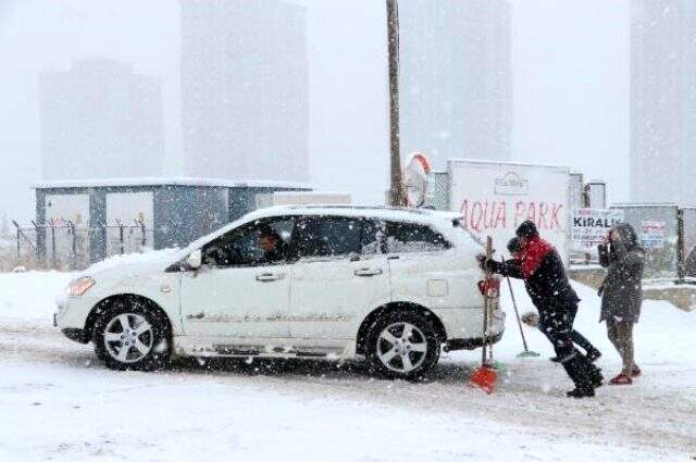 Ankara'da bir yolcu, karın üstünde kaymaya başlayan minibüsten aşağı atladı