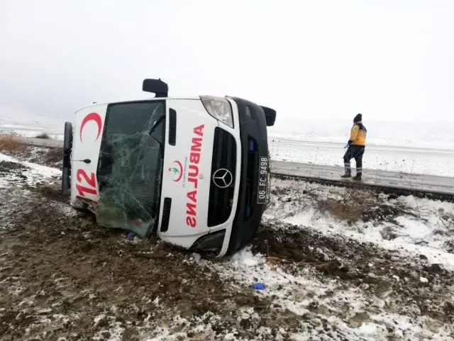 Ankara'da hasta taşıyan ambulans devrildi: 5 yaralı