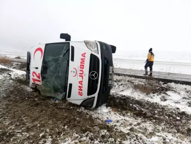 Ankara'da hasta taşıyan ambulans devrildi: 5 yaralı