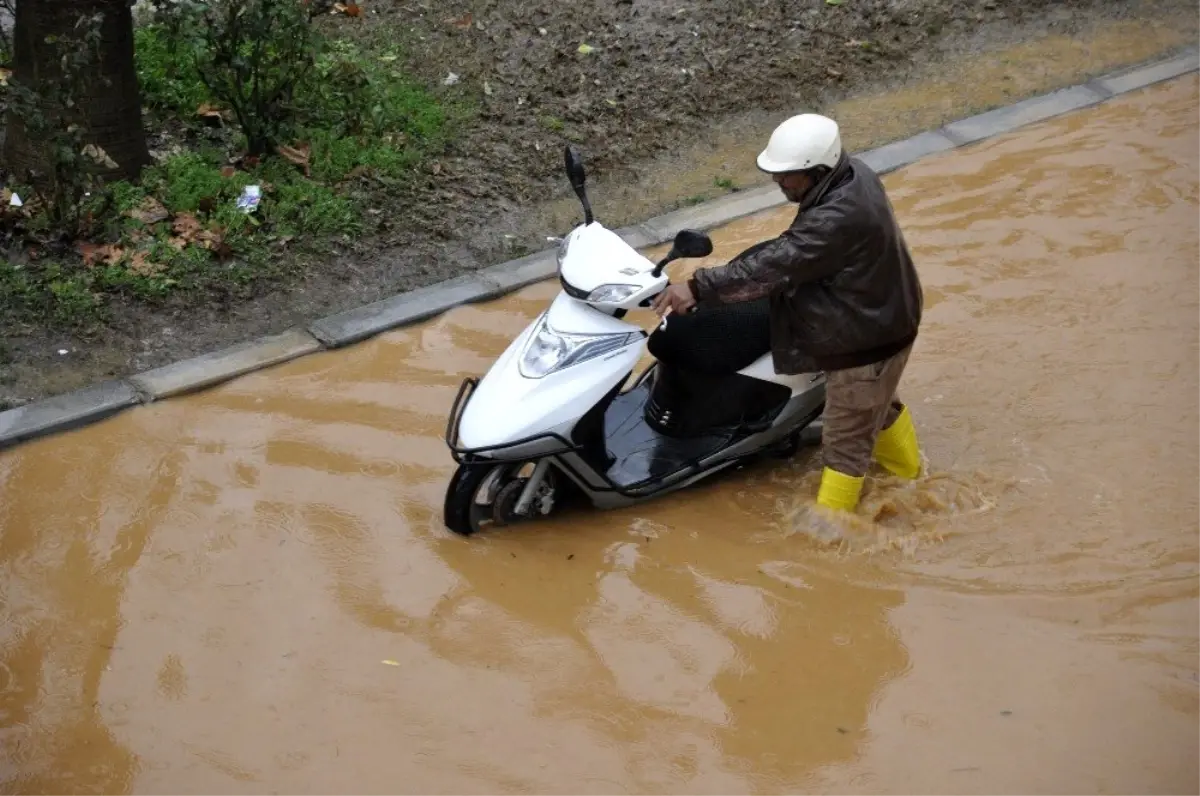 Antalya'da sağanak su baskınlarına neden oldu