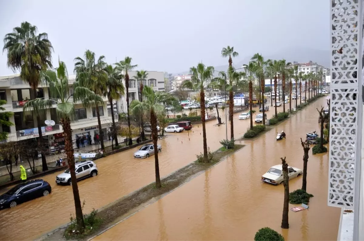 Antalya'da sağanak yağmur hayatı felç etti