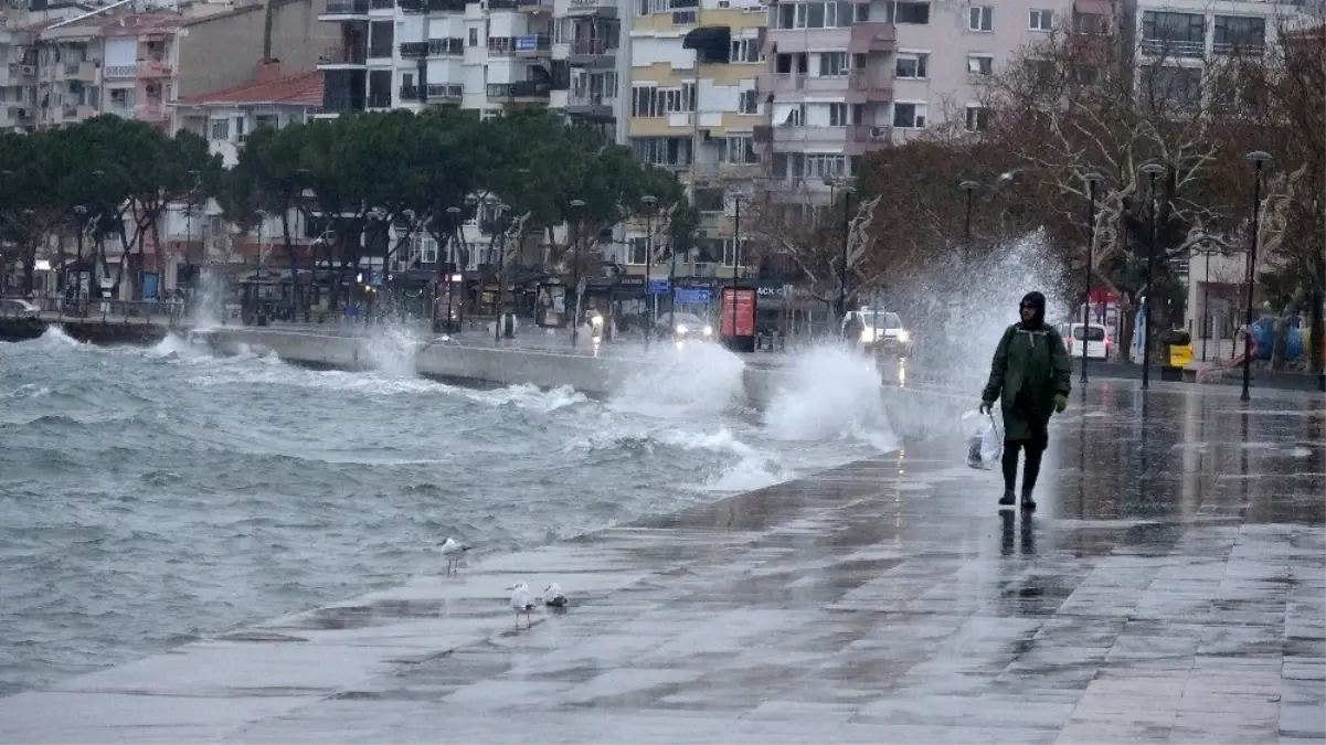 Çanakkale'de etkili olan poyraz fırtınası hayatı felç etti