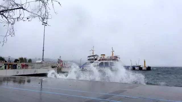 Çanakkale'de etkili olan poyraz fırtınası hayatı felç etti