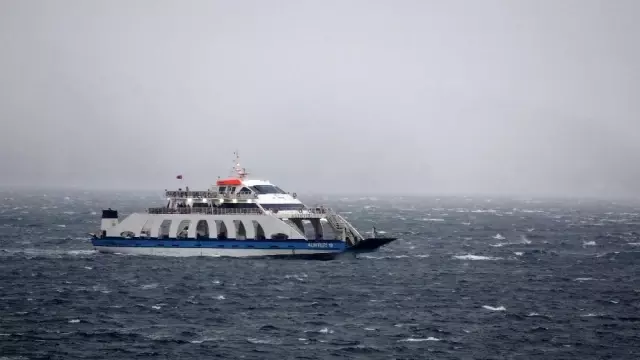 Çanakkale'de etkili olan poyraz fırtınası hayatı felç etti
