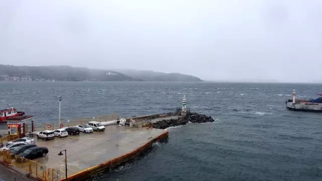 Çanakkale'de etkili olan poyraz fırtınası hayatı felç etti