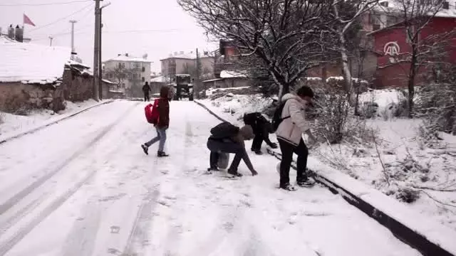Çubuk'ta kar yağışı etkili oluyor Çubuk'ta kar yağışı etkili oluyor