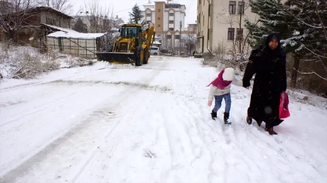 Çubuk'ta kar yağışı etkili oluyor