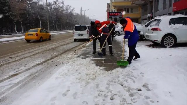Çubuk'ta kar yağışı etkili oluyor